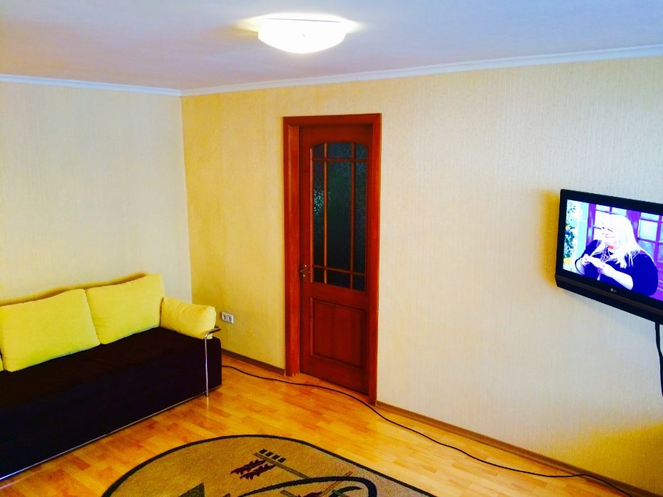 Дзвоніть! Чиста Не прокурена Хрещатик 188 Автостоянка в дворі Чеки