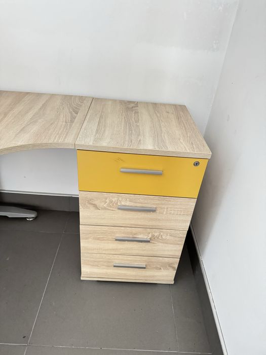 Zestaw mebli biurowych- biurko narożne + kontener + regał - stan bdb