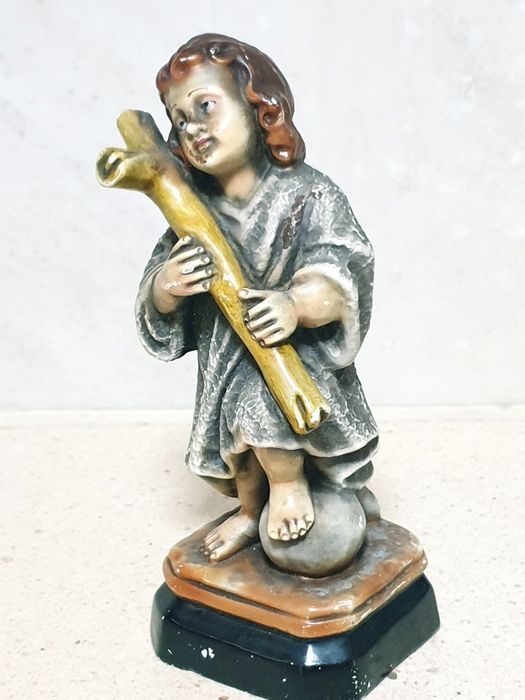 Pequena amorosa figura Menino Jesus com a cruz em cerâmica portuguesa