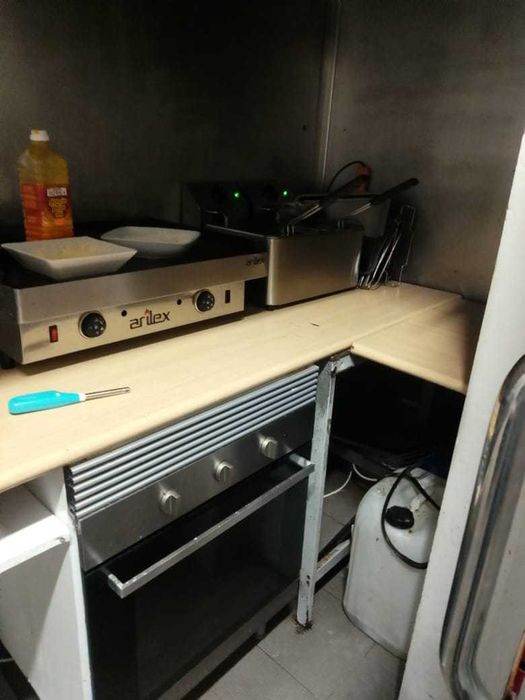 Fogão, arca, mesas, cadeiras