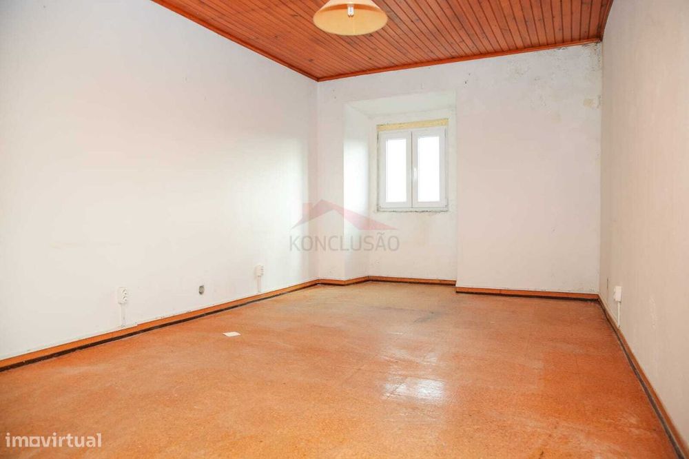**Moradia T1 em remodelação total com terraço - Labrugeira, Concelh...