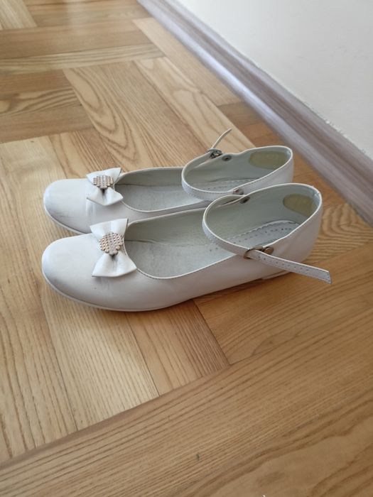 Białe buty komunijne