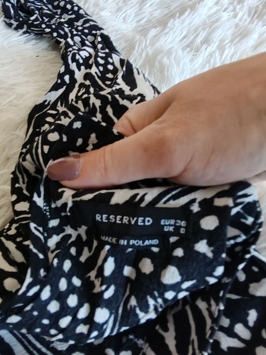 Dopasowana sukienka Reserved