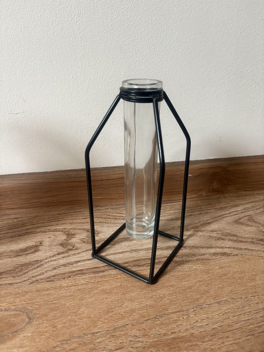 Wazon probówkowy w czarnej geometrycznej ramce