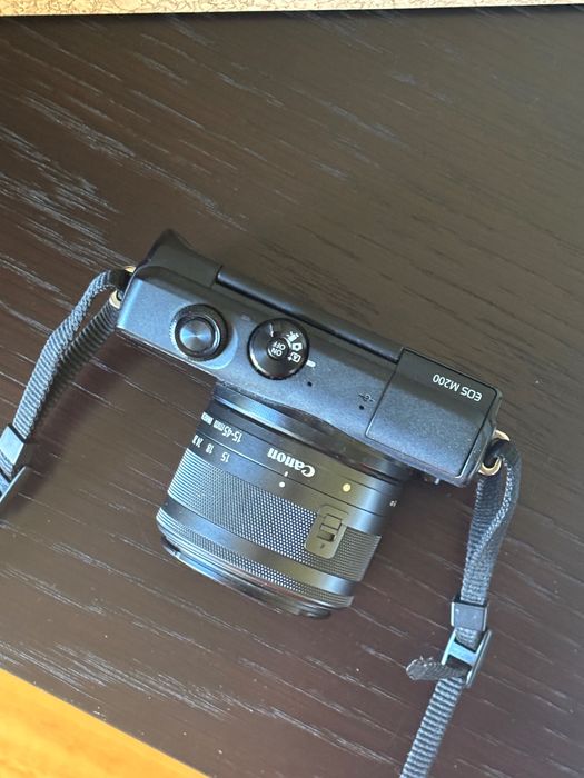 CANON EOS M200 + M 15-45mm