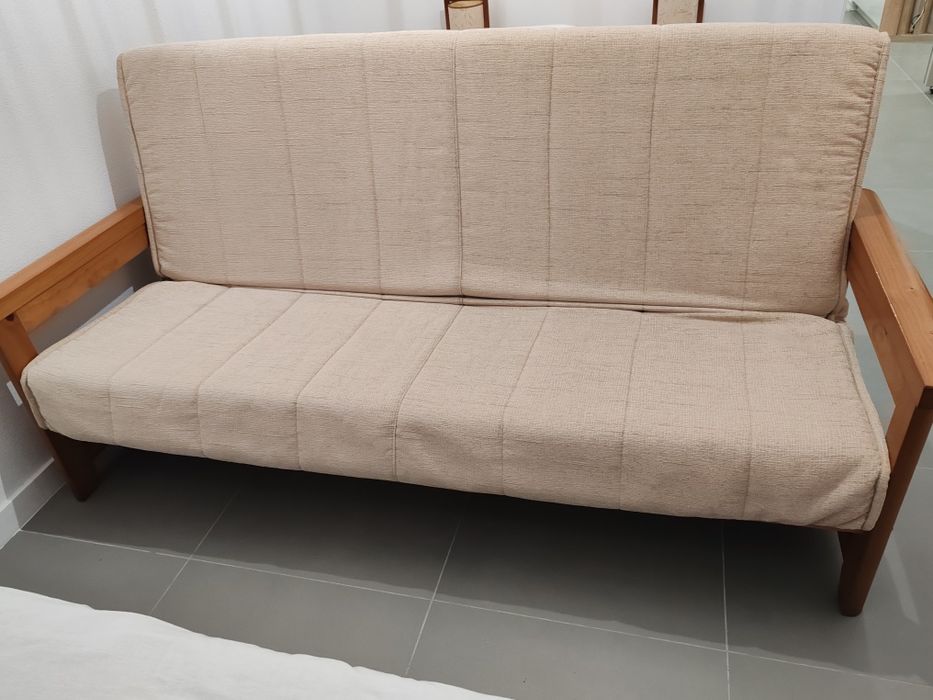 Sofá cama 3 lugares com gavetão.