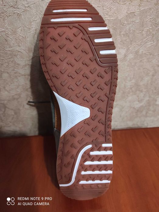 Кросівки чоловічі