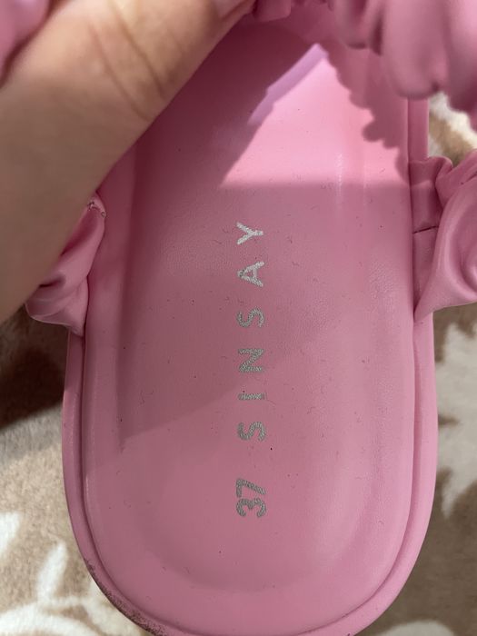 Бомоніжки сінсай рожеві на платформі