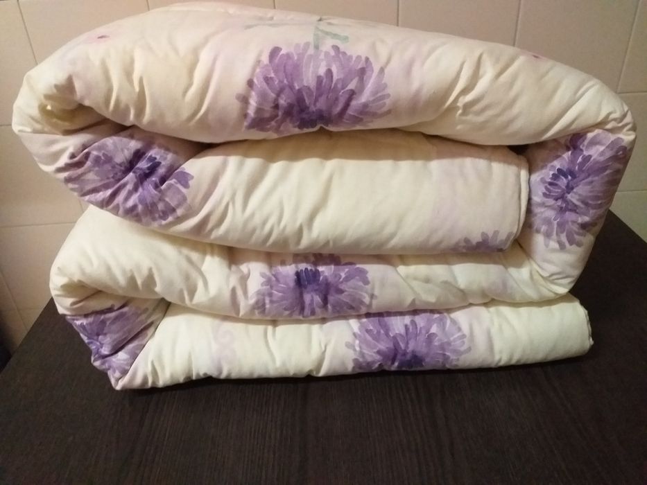 Coberta,edredao 140x200 flores cor suave,ótimo estado,veja zonas