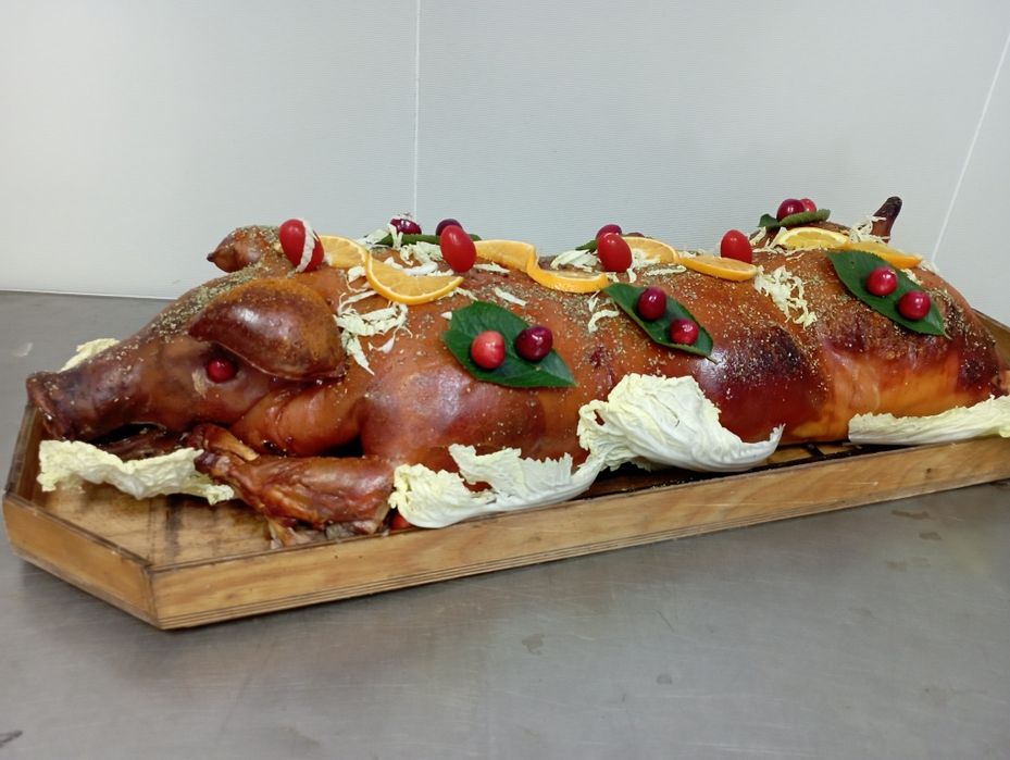 Pieczony prosiak, udziec wieprzowy, gorąca deska, prosię, imprezy