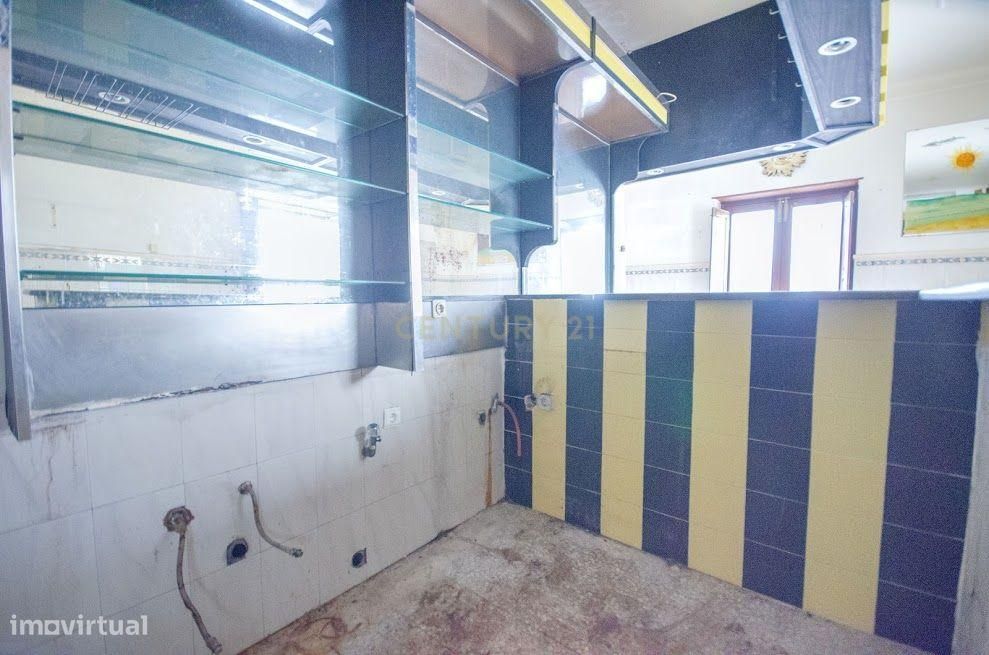 Prédio - Apartamento + Espaço Comercial - Centro Histórico da Nazaré