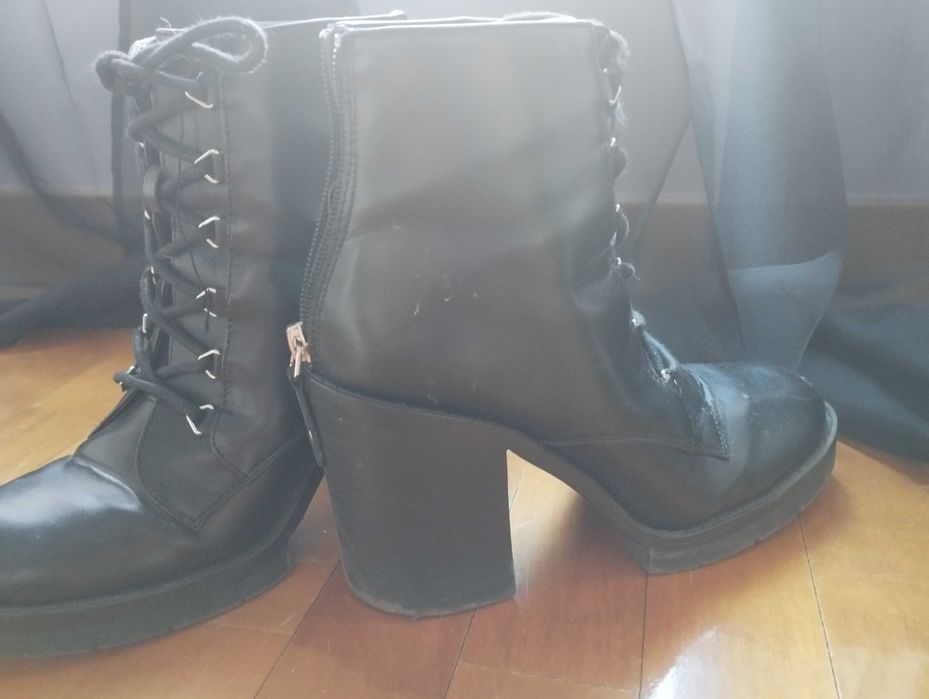 Botas pretas salto alto