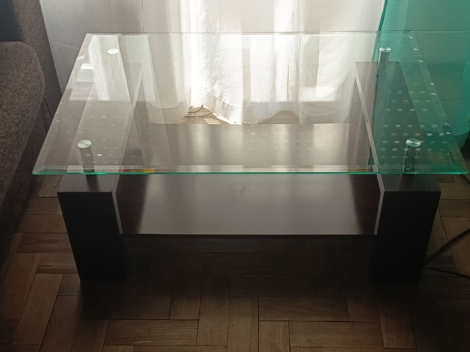 Mesa de sala e candeeiro de mesa