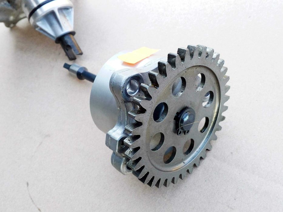 Suzuki gsr 600 pompa wody , pompa oleju komplet