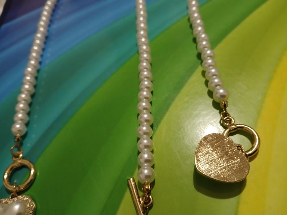 Colar e pulseira de pérolas com pingente em coração