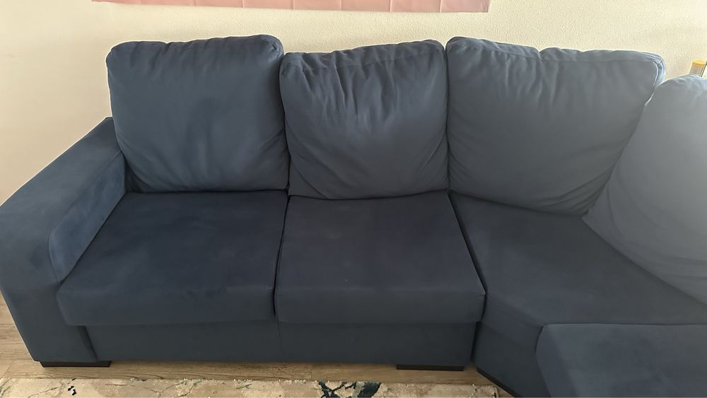 Sofa de canto em azul escuro