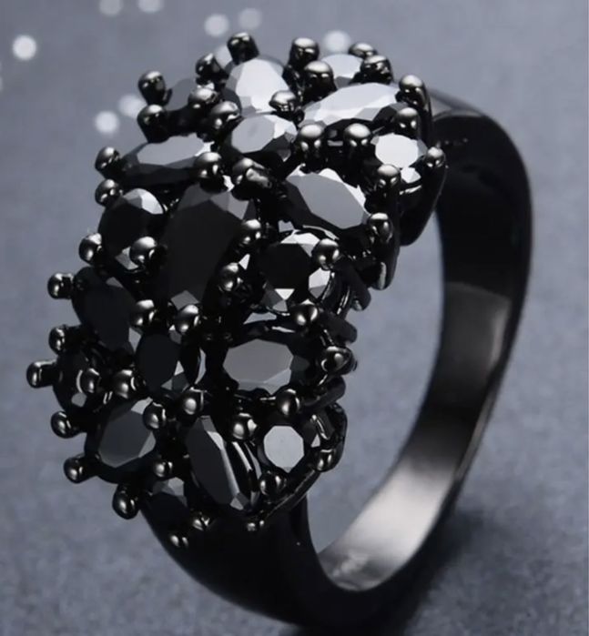 Кольцо с черными камнями