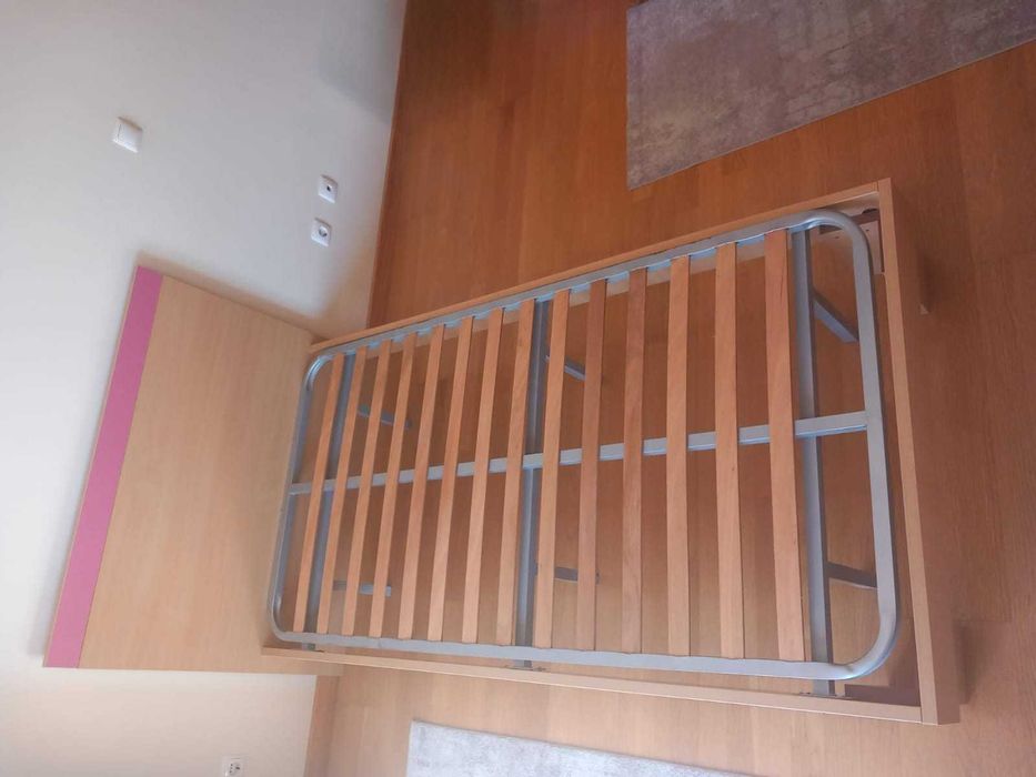 Cama de solteiro, com estrado e colchão