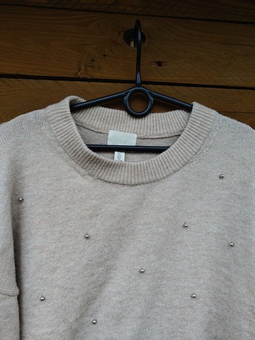 Sweter z srebrnymi kulkami