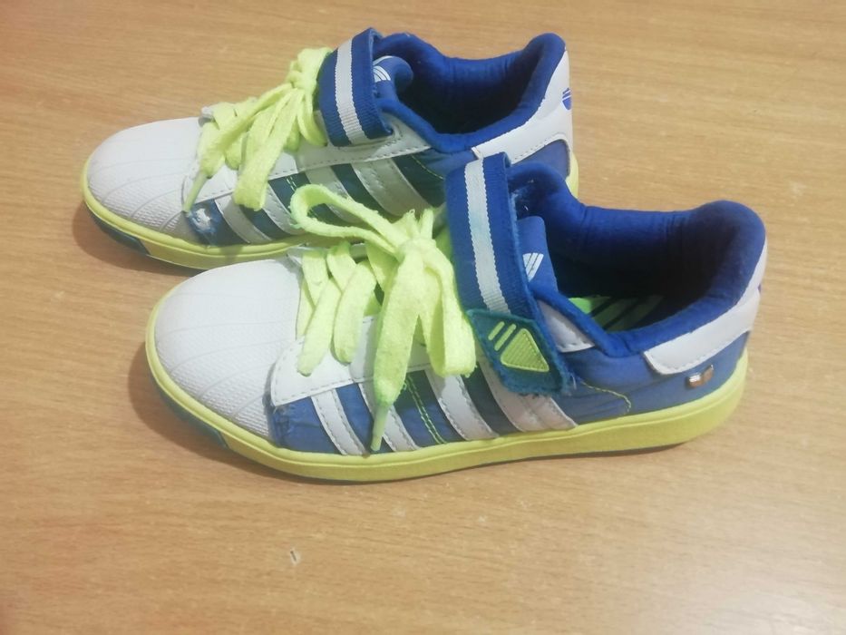 Зручні кросівки, розмір 35 (устілка 23 см), 50 грн.