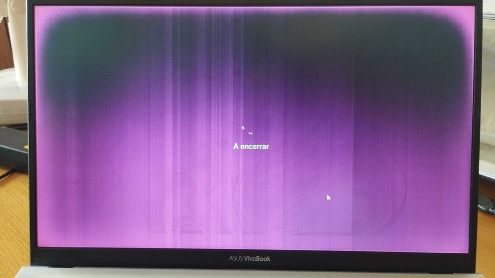 Vendo computador ASUS Vivobook 15, com ecrã rosa