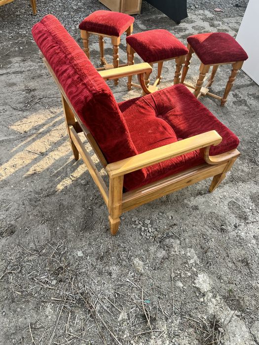 3 stołki plus fotel