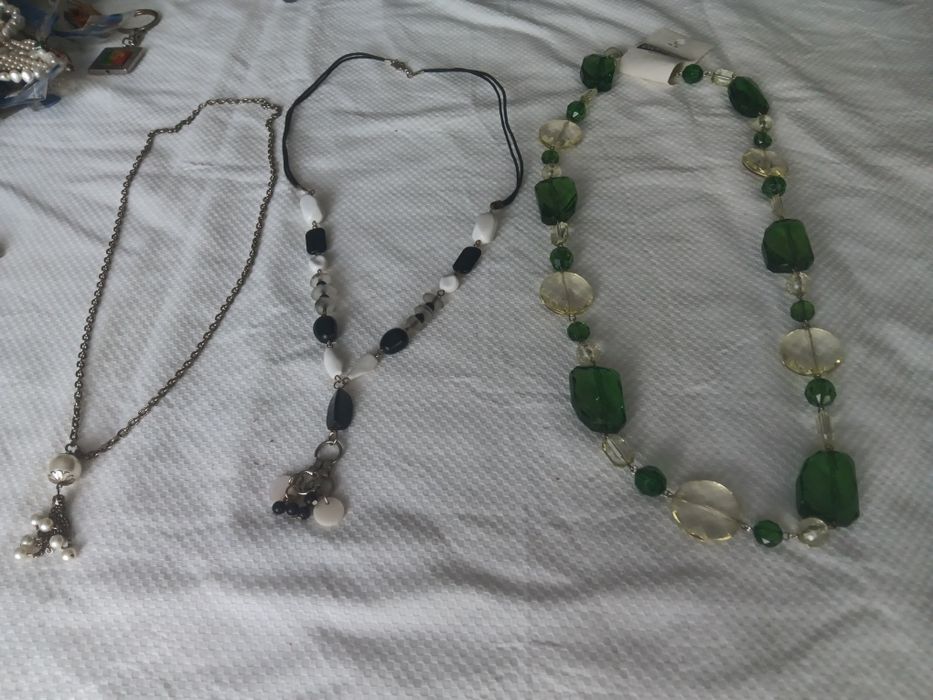 Diversos colares muito bonitos