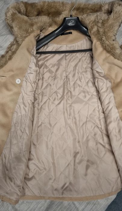 Płaszczyk damski jesienny zimowy Mohito 40  beżowy z kapturem