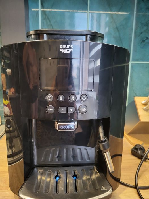 Продам б/в кавомашину  KRUPS Arabica EA817010