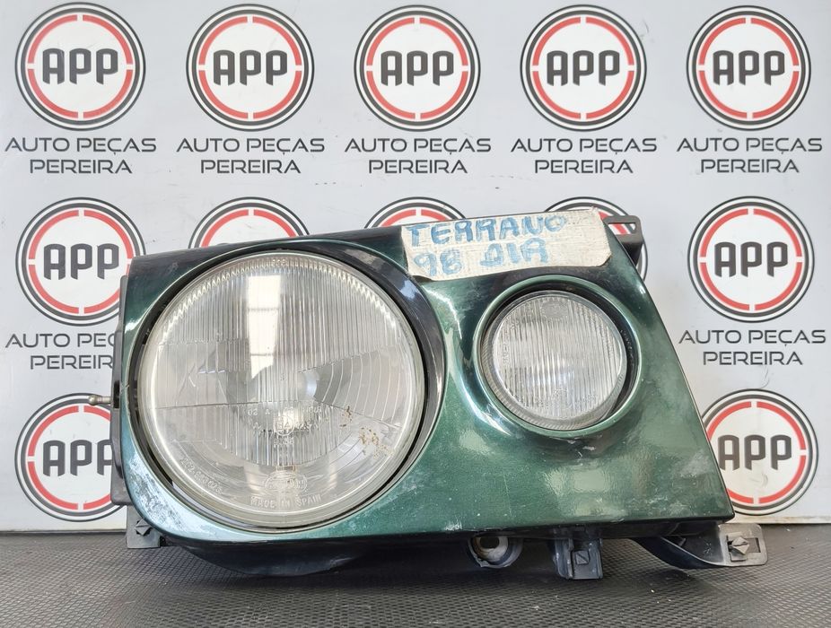 Nissan Terrano 2 de 1998, farol, grelha farol, nevoeiro direito.