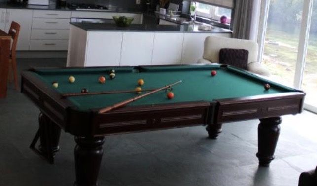 Mesa de Bilhar com 2 conjuntos bolas e suporte parede com tacos