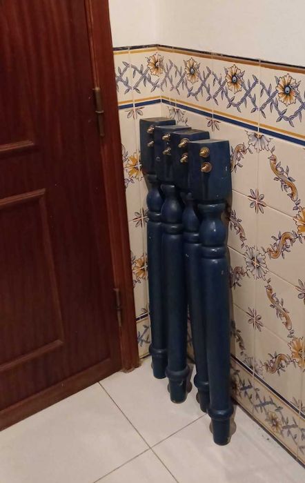 Mesa de madeira maciça, com 4 cadeiras para recuperar