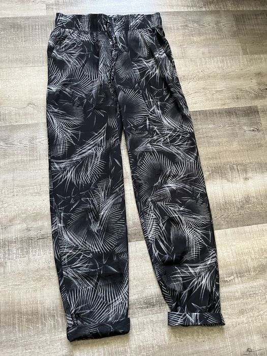 Lernie spodnie z roślinnym wzorem