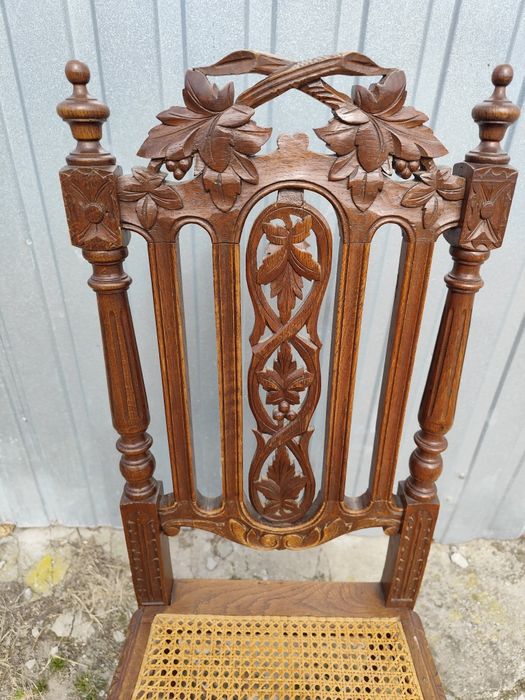 Krzesła rzeźbione
