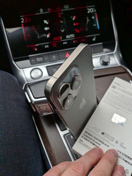 iPhone 15 pro 256 natural titanium