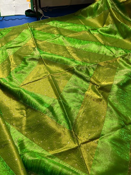 Coberta indiana verde, com aplicações em estrelas douradas