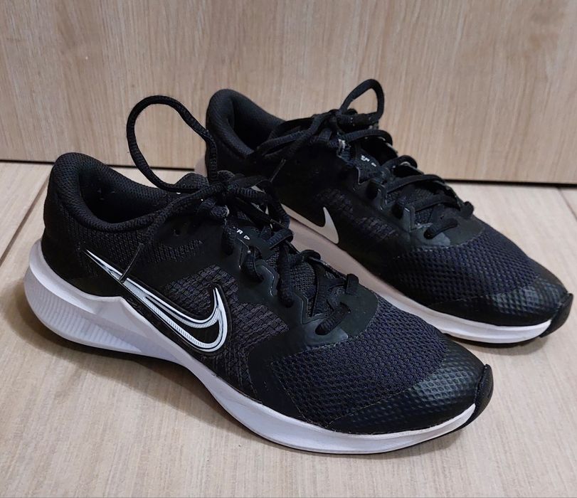 Buty sportowe czarne Nike, rozmiar 37,5 wiazane