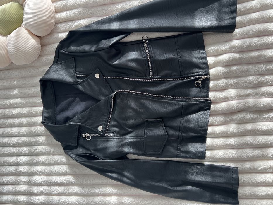 Чорна шкіряна куртка
