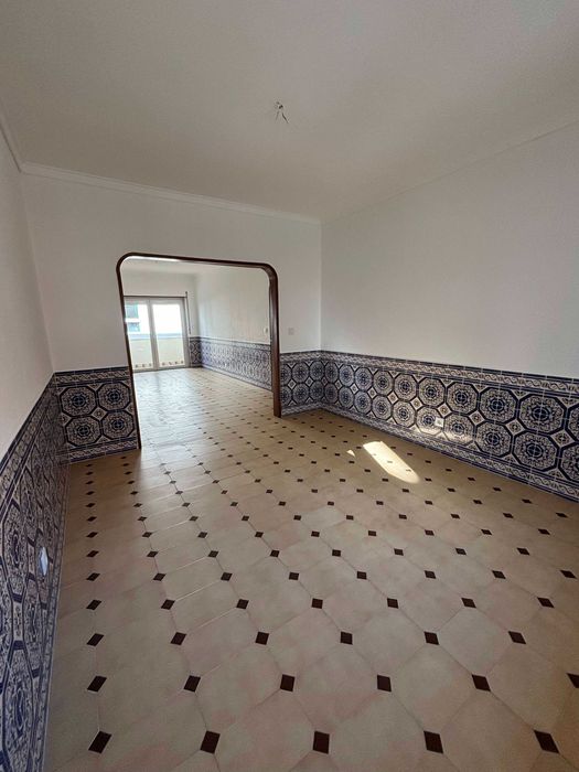 Apartamento T2 espaçoso com varanda em Santo António, Costa da Caparica