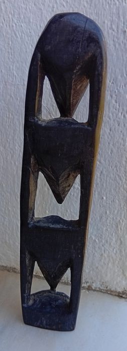 Estatueta em madeira de pau preto