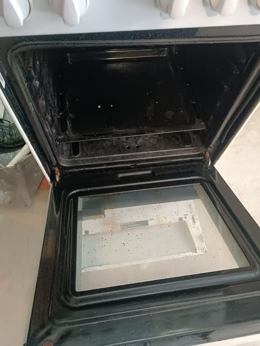 Газова плита, кухонна витяжка