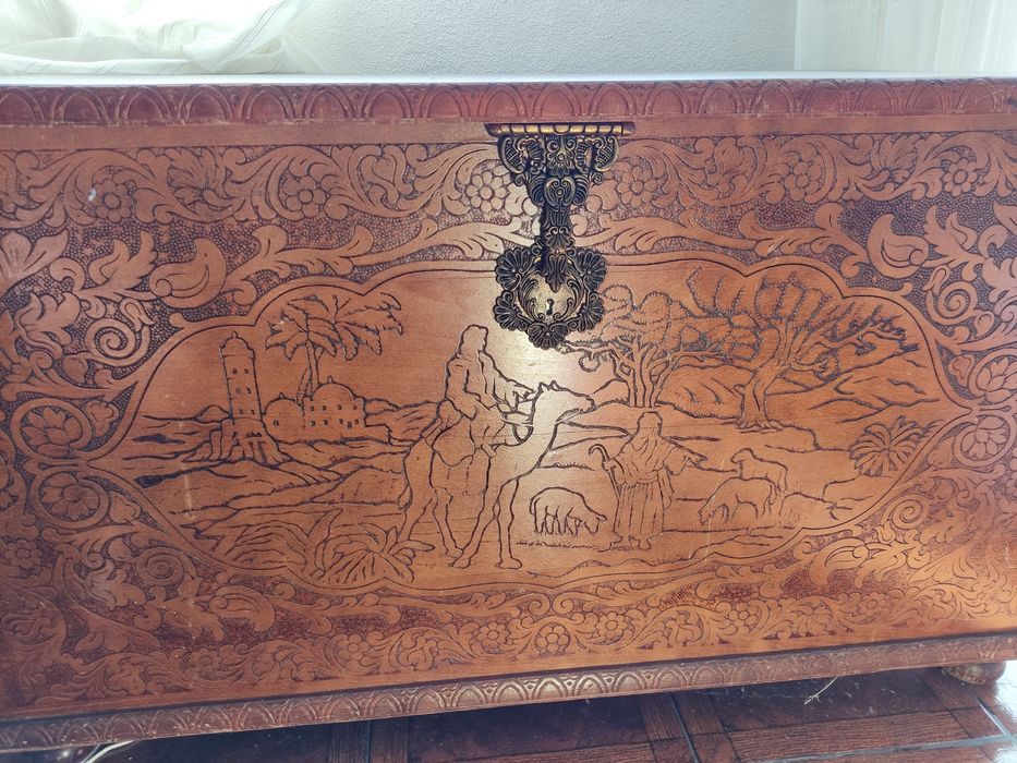 Arca de madeira trabalhada