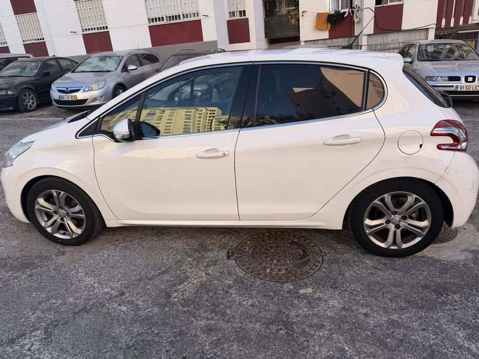 Peugeot 208 1.6 BlueHDI 92cv (2014) – Excelente Estado, Muito Económico