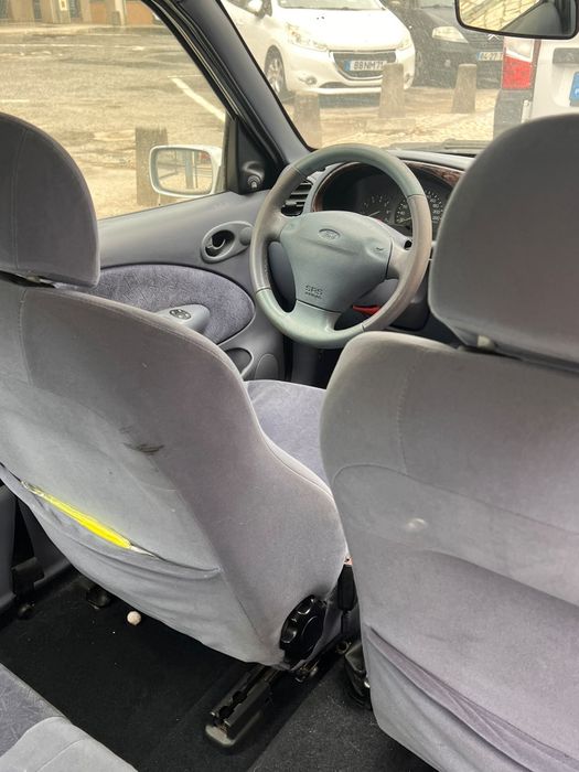 Ford Fiesta 1998, 93.660 km. Funcionava impecavelmente antes de ficar parado. Sem bateria, precisa de inspeção. Interior razoável. Chave suplente.