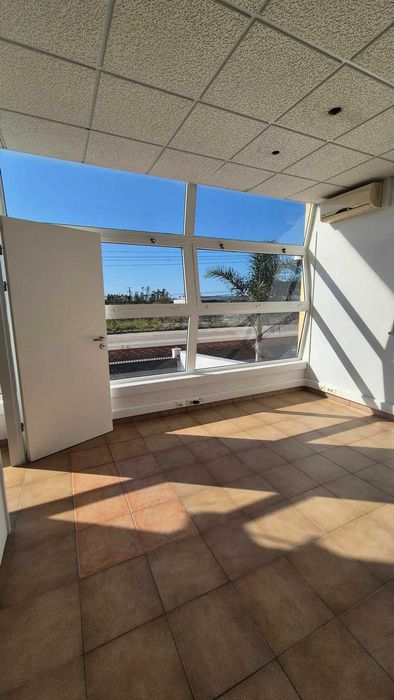 Escritório 200M2 em Meirinhas – Várias Salas, Excelente Luz e Possibilidade de Divisão