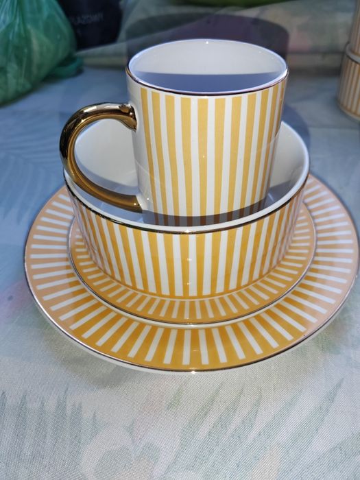 Zestaw zastawy stolowej żółtej talerze kubki miski