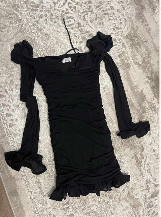 Одяг(сукня,кросівки,спідниця)