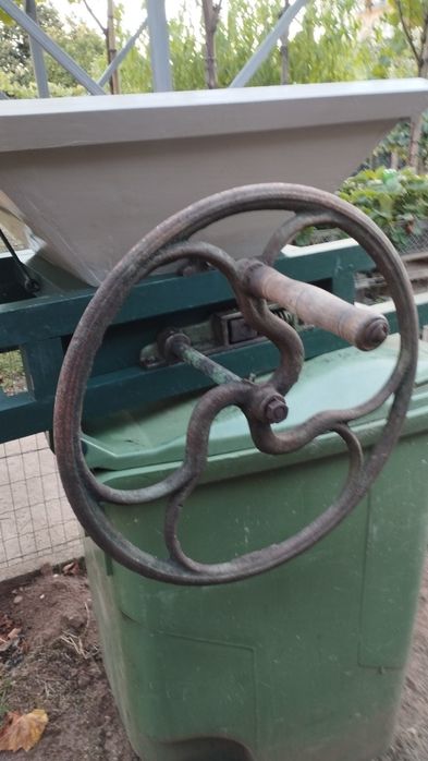 Esmagadora manual para uvas