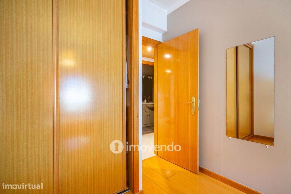 Apartamento T2 com estacionamento e terraço, em Vialonga