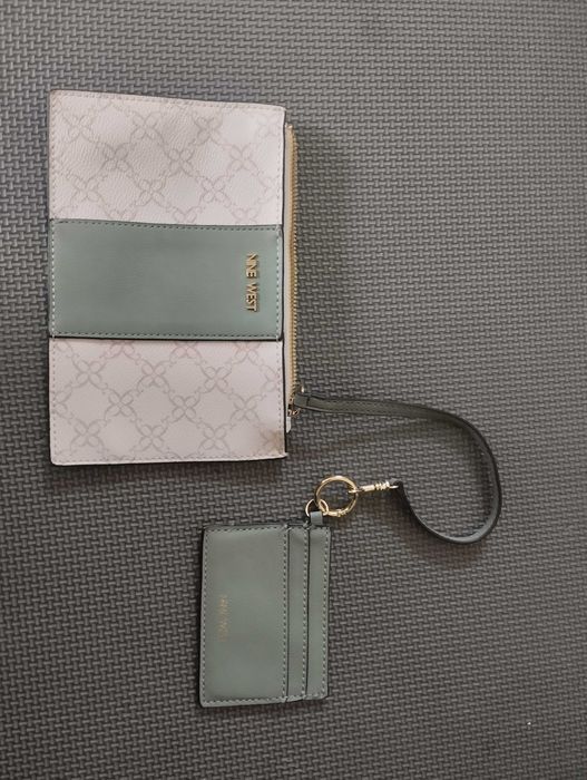 Nine West Green and Cream Wristlet w/Credit Card Holder Excellent